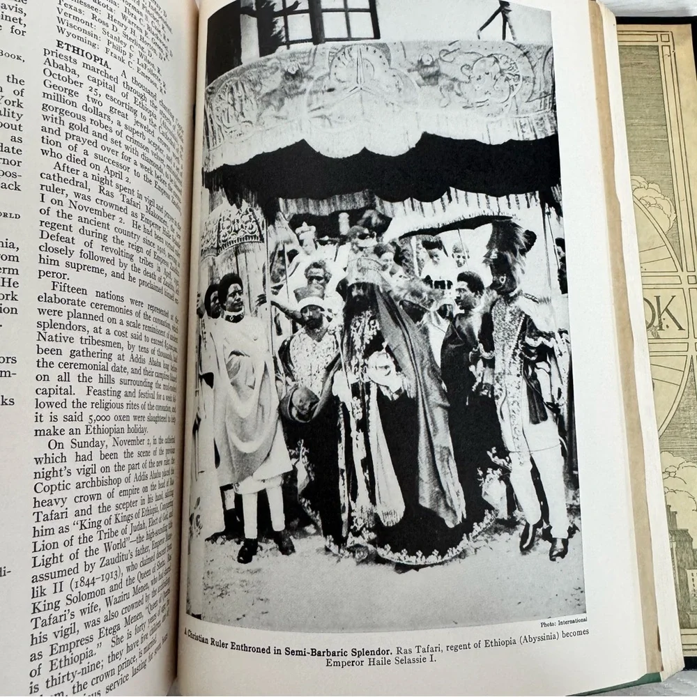 Vintage The World Book Loose Leaf Annual Book Binder 1928-1931 - Picture 7 of 14